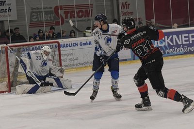 Yannek Seidel (r.) und die Schönheider Wölfe haben diesen Sonnabend in der Eishockey-Regionalliga die Chemnitz Crashers zum Derby zu Gast. Dabei gibt es eine musikalische Premiere und sportlich viel Brisanz.