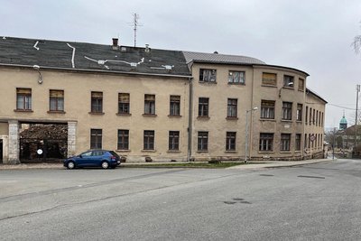 Industriebrachen wie hier an der Ecke Siedlungsstraße/Reinsdorfer Weg verlangen noch viel privates und öffentliches Engagement.