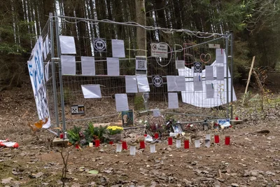 Am illegal gegrabenen Eingang eines Stollens in Frohnau verliert sich am 8. Oktober die Spur Oliver K.s. Es gibt Indizien auf ein Unglück unter Tage. Eine Bergung des Erzgebirgers wird von offizieller Seite derzeit ausgeschlossen.