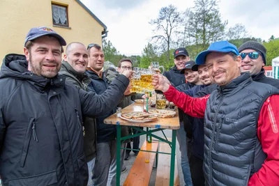 In Walthersdorf stießen unter anderem Feuerwehrleute aus Reute bei Freiburg im Breisgau kräftig mit an.