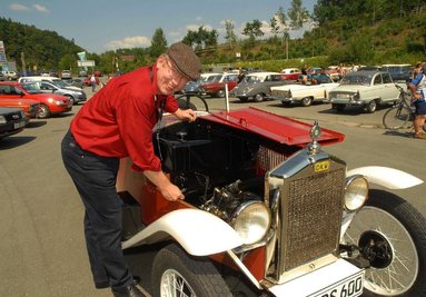 
              <p class="artikelinhalt">Albrecht Mugler und sein DKW Sportwagen PS 600 aus dem Baujahr 1931. Es war in seiner Zeit ein rasantes Fahrzeug: bis zu 80 Stundenkilometer schnell. </p>
            