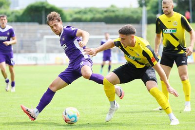 Das Testspiel gegen Erzgebirge Aue brachte Plauen (hier Jasin Jusic/rechts im Zweikampf mit Mika Clausen) wichtige Aufschlüsse.