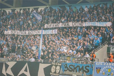 Während des Spieles bedankten sich die Fans beim eine Woche zuvor entlassenen Trainer Christian Tiffert. „Danke für deine Loyalität in schweren Zeiten, Tiffi“, war zu lesen.
