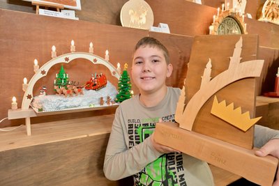 Der Schwibbogenprinz kommt in diesem Jahr aus dem Vogtland: Nico Pflug (10) aus Reichenbach mit seiner Lego-Konstruktion und seinem Pokal.