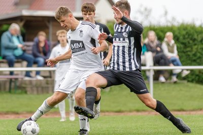 Bastian Wolf (links) behauptet sich gegen den Stollberger Bruno Albert.