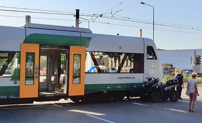 Der Quadfahrer stieß mit einem Zug zusammen.