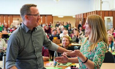 Das neue Führungsduo der sächsischen Grünen: der wiedergewählte Norman Volger (l.) und die Chemnitzer Stadträtin Christin Furtenbacher.
