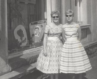 So gingen sie Anfang der 1950er-Jahre zum Tanz: Inge Ullmann (r.) und ihre Freundin Ursula Hübner in Kleidern über einem Petticoat. Das Foto entstand in Lauter vor dem Friseurgeschäft am Markt, das Inges Vater damals führte.
