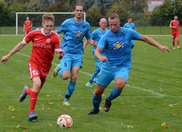 Der Treuener Louis Schlosser (links) erzielte beim 3:1-Sieg gegen Concordia Plauen das zwischenzeitliche 3:0. Hier wird er von Daniel Kammler (Mitte) und Marcel Vorwerg angegriffen.
