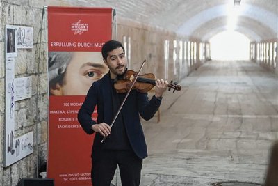 Gustavo Strauß testet die Akustik in der "Bazillenröhre". Am 13. Mai wird er mit seinem Paranormal String Quartatt darin ein Konzert geben. 
