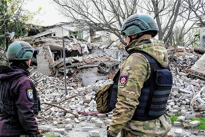 Ukrainische Polizei inspiziert durch russischen Beschuss beschädigte Häuser in Lyman. Moskau konzentriert die Anstrengungen derzeit auf Angriffsoperationen bei Lyman, Bachmut, Awdijiwka und Marjinka. 