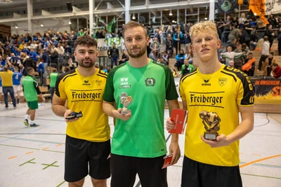Die drei Einzelauszeichnungen: Lukas Böhme (bester Torschütze), Willi Wahsner (bester Torhüter) und Lukas Griesbach (bester Spieler, v. l. n. r.).