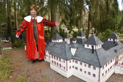 Der Sachsenkönig des Mittelsächsischen Kultursommers, alias Norbert Hein als Märchenfigur, war regelmäßig an seinem Modell-Jagdschloss zu Gast.