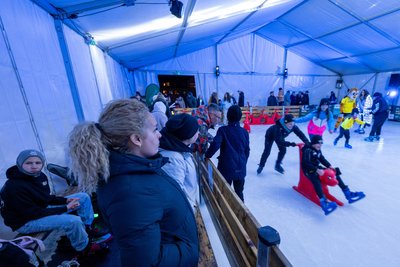 Nach der Eröffnung der Plauener Eisbahn (Foto) wollen nun auch zahlreiche Schulklassen die Gelegenheit nutzen, aufs Eis zu gehen.