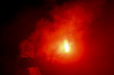 Das Verhalten ihrer Fans wird für den FC St. Pauli und den HSV teuer. (Archivbild)  