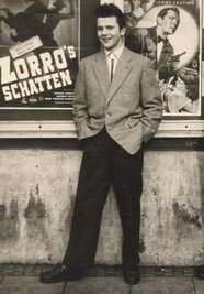 Alfred Ullmann bei einem Besuch in Westberlin. Seine Kluft mit Sakko und einer Kordel um den Hals, war die gleiche wie im "Fortschritt".