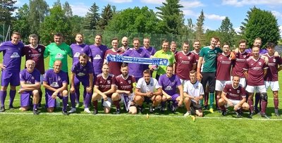Die Mittelsachsenliga-Kicker von Wacker Auerswalde (rote Trikots) hielten gegen die Traditionsmannschaft des FC Erzgebirge Aue gut mit, doch die Gäste gewannen das Jubiläumsspiel mit 3:1. 