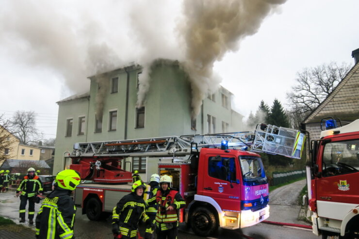Ein Toter nach Wohnungsbrand in Lauter-Bernsbach