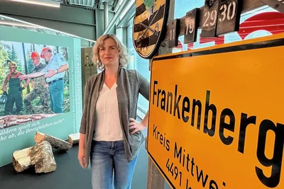 Museumsleiterin Franziska Bäßler in der neuen Sonderschau der Zeitwerkstadt. Die Ausstellung "Dienen. Helfen. Sachsen" widmet sich der 110-jährigen Geschichte des Kasernenstandortes Frankenberg.