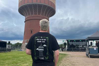 Am Wasserturm bereiten sich die Macher des „House on the Hill Festivals“ auf die Party vor.