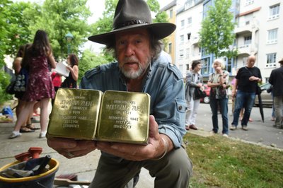 Der Kölner Künstler Gunter Demnig hat heute an neun Standorten im gesamten Chemnitzer Stadtgebiet insgesamt 21 neue Stolpersteine verlegt.