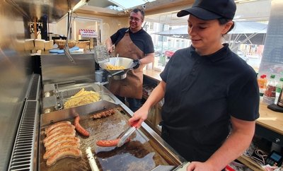 Für Katja Vogt und Daniel Müller gibt es in der Grillstation auf dem Parkplatz an den Anlagen jeden Tag ab 11.30 Uhr viel zu tun. 