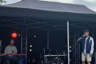 Auf einer Bühne des „House on the Hill“ macht die Band „Proberaum Productions“ kurz vor dem ersten Auftritt des Abends einen Soundcheck.