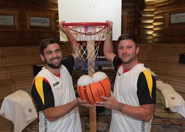 Die amtierenden Deutschen Meister im Team-Aufguss Gianluca Bellantoni (li.) und Norman Hohenreuter aus Sinsheim haben als Thema die "Harte Probe" ausgewählt und die Sauna-Gäste beindruckt.