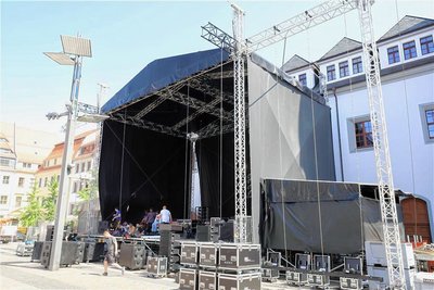 Die Bühne auf dem Obermarkt steht.