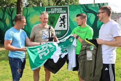 Trainer Jens Jentzsch (2.v.li.) freut sich mit Sohn Christopher, Markus Rauschenbach und Jonny Epperlein. (v.li.) auf den Saisonstart.
