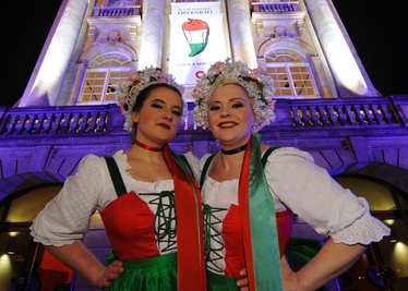 <p class="artikelinhalt">Ungarn lautete das Thema des Chemnitzer Opernballs 2010, und das Haus war prächtig geschmückt. Als Csárdásfürstinnen begleiteten Anna Gierden (l.) und Silke Kirchhübel die Gäste durch den Abend. Hendrik Schmidt</p>