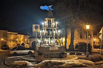 Um Weihnachtstraditionen - hier die Pyramide in Elterlein - geht es beim „Welcome-Hutzen“ im Forsthaus.