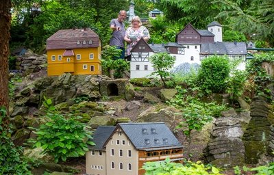Sylvia und Ulf Müller aus Freiberg sind schon seit langer Zeit Stammgäste des Miniaturparks, entdecken aber immer wieder neue Details. Zur Neueröffnung stellten sie sich ein - trotz der Pflicht zum negativen Testergebnis.