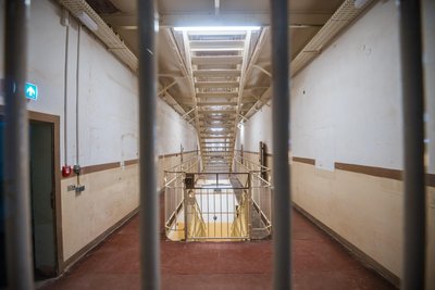 Der Zellentrakt im ehemaligen Frauengefängnis. Heute beherbergt das Areal Hoheneck mehrere Einrichtungen, darunter Gedenkstätte, Theater und Phänomenia.