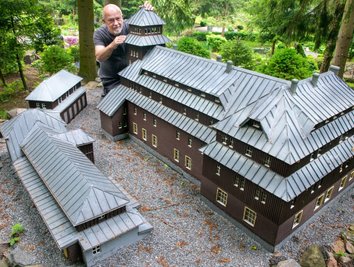 Die Vereinsmitglieder um Horst Drichelt (im Bild) haben auch dem Modell der Fichtelbergbauten eine Kur spendiert. Fast alle der 240 Häusel im Klein-Erzgebirge bekamen zum Neustart eine Aufarbeitung. 