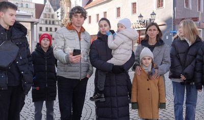 Valerij Jourawinsky (dritter von links) und die Flüchtlinge, die er bei der Rückkehr seiner Familie aus der Ukraine mit nach Zwickau gebracht hat, halten übers Handy Kontakt zu den Verwandten, die zurückgeblieben sind. 