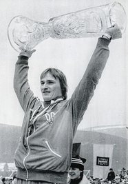20. März 1983 in Harrachov: Klaus Ostwald stemmt den riesigen Siegerpokal in die Höhe.