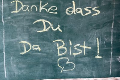 Motivierende Botschaft auf einer Kreidetafel an einem Foodtruck „Danke, dass du da bist!“ – ein herzlicher Gruß an die Besucherinnen und Besucher des Festivals.