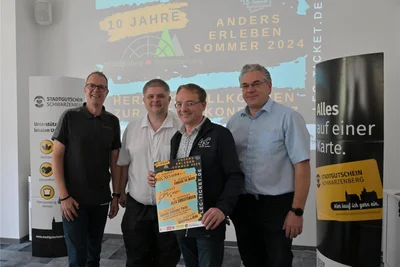 Im Zusammenspiel mit Partnern aus der Region steigt im August die zehnte Auflage von „Waldbühne anders erleben“. Im Bild (v. l.): Ralph Teumer vom Porsche Werkzeugbau, Sascha Wehrmann, Geschäftsführer der Stadtwerke Schwarzenberg, Enrico Oswald, Geschäftsführer der LEC GmbH, sowie Schwarzenbergs Oberbürgermeister Ruben Gehart.