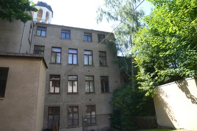 Auch die Rückfront des Pfarrhauses, die in den Garten und Richtung Kindergarten zeigt, ist kein Glanzstück. Rechts davon bereitet ein heruntergekommenes Privathaus Sorgen.