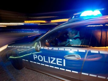            Eine Polizeistreife fährt zu einem Einsatz.