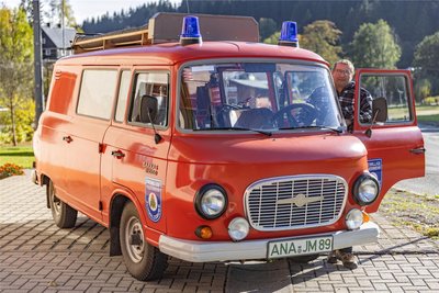 Matthias Sieber und die anderen Mitglieder der Freiwilligen Feuerwehr Schmalzgrube hegen und pflegen ihren Barkas B 1000 von 1982. Aber für Einsätze brauchen sie dringend ein modernes Fahrzeug.