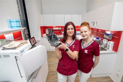 Vier Lehrlinge hat die Praxis Kühn. Emilia Naumann (rechts) wird zur Zahnmedizinischen Fachangestellten ausgebildet. Rebecca Schönfelder ist unter anderem für die Anmeldung zuständig.
