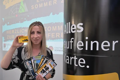 Adrienne Sargatzke, Vertriebsmitarbeiterin der Stadtwerke Schwarzenberg, empfiehlt die Gutscheinkarte des Unternehmens. Denn auch diese „Währung“ wird im Ticket-Vorverkauf als Zahlungsmittel akzeptiert.