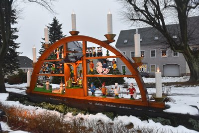 In Sayda startet der Weihnachtsmarkt mit dem Einschalten des Schwibbogens.