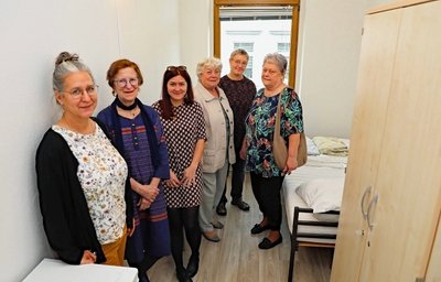 Jana Nickolai (links), Leiterin des Hilfezentrums der Diakonie in Werdau, zeigt den Frauen vom Weltladen-Team bei ihrem Besuch am Freitag eines der Zimmer für Wohnungslose.