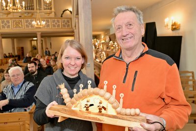Schöne Überraschung: Werner Richter aus Rittersgrün schenkte der langjährigen Organisatorin des Wettbewerbs, Bärbel Raatz, einen Schwibbogen mit dem Werbemotiv der Veranstaltung.