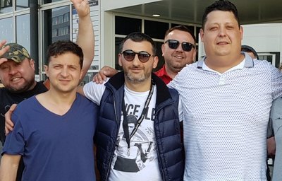 Eugen Romanow (rechts) hat den jetzigen ukrainischen Präsidenten Selenskyj (links) 2018 in Stuttgart kennengelernt. 