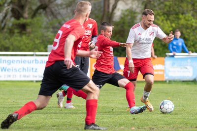 Weischlitz gegen Kürbitz heißt es am Samstag wieder. Zuletzt hatten die Weischlitzer (Kevin Uhl, Zweiter von rechts gegen den Kürbitzer Kevin Oertel) zweimal das bessere Ende für sich.