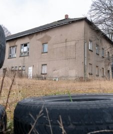 Seit Jahren verfällt der frühere Gasthof "Zur Linde" in Zetteritz. 2021 wurde im Auftrag des Landkreises die Dachentwässerung erneuert. 